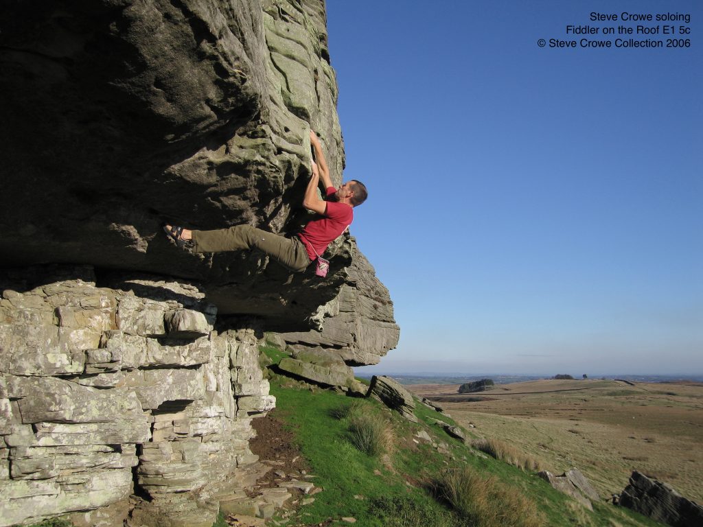 Steve Crowe soloing Fiddler on the Roof E1 5c © Steve Crowe Collection 2006